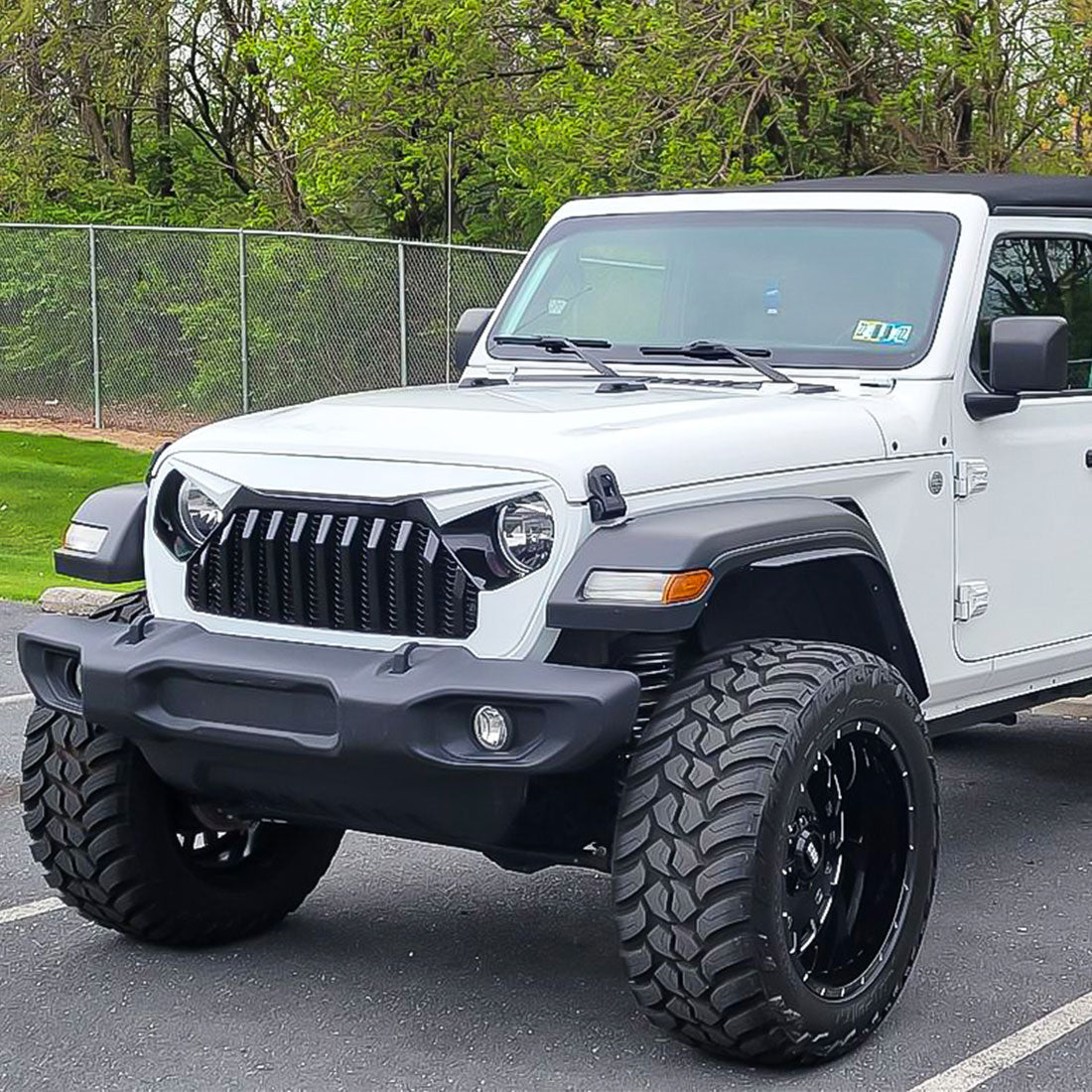GLADIATOR VADER GRILLE W/ MESH - BLACK & WHITE FOR 18-23 JEEP WRANGLER JL & GLADIATOR JT W/O TRAILCAM